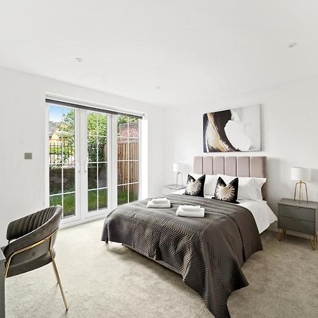 Drake House Apt 3 In Staines - Free Parking - Heathrow - Thorpe Park Bagian luar foto