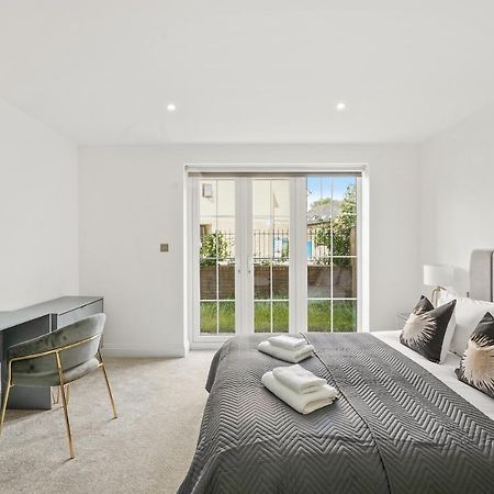 Drake House Apt 3 In Staines - Free Parking - Heathrow - Thorpe Park Bagian luar foto