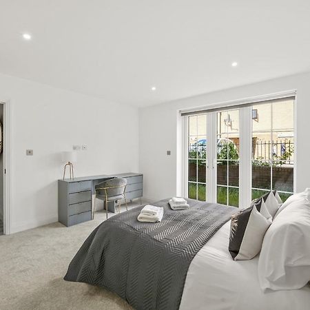 Drake House Apt 3 In Staines - Free Parking - Heathrow - Thorpe Park Bagian luar foto