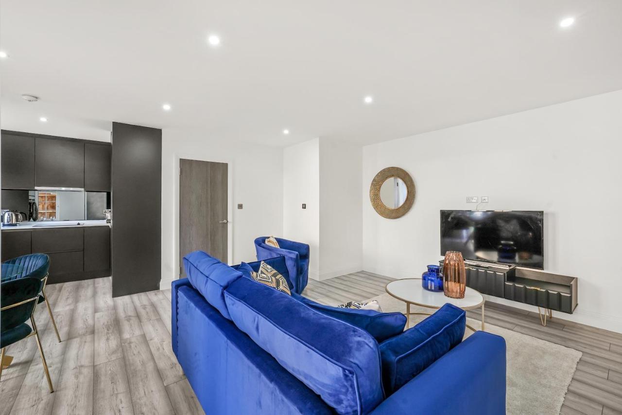 Drake House Apt 3 In Staines - Free Parking - Heathrow - Thorpe Park Bagian luar foto