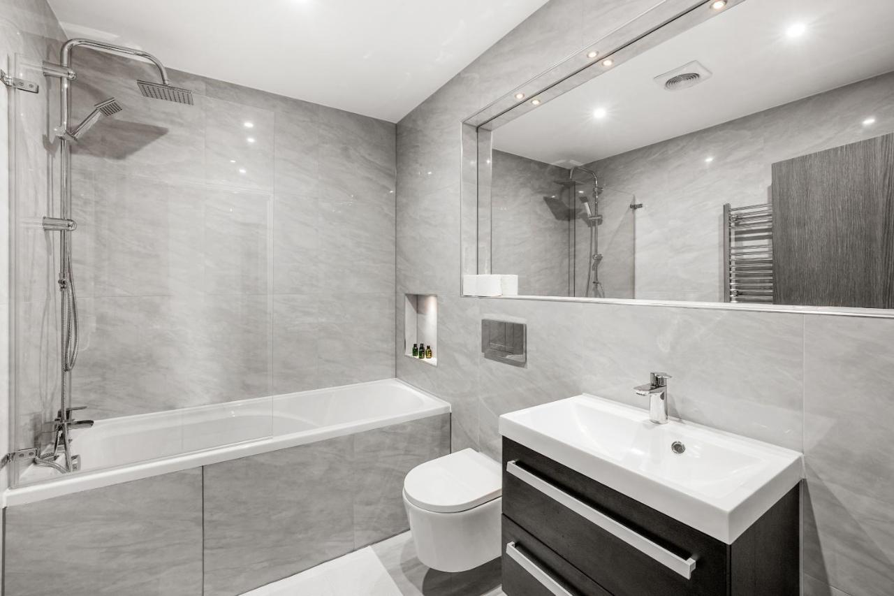 Drake House Apt 3 In Staines - Free Parking - Heathrow - Thorpe Park Bagian luar foto