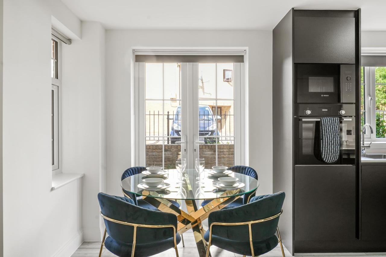 Drake House Apt 3 In Staines - Free Parking - Heathrow - Thorpe Park Bagian luar foto