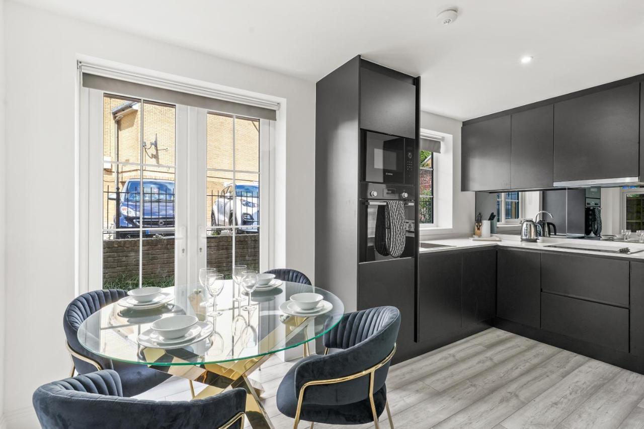 Drake House Apt 3 In Staines - Free Parking - Heathrow - Thorpe Park Bagian luar foto