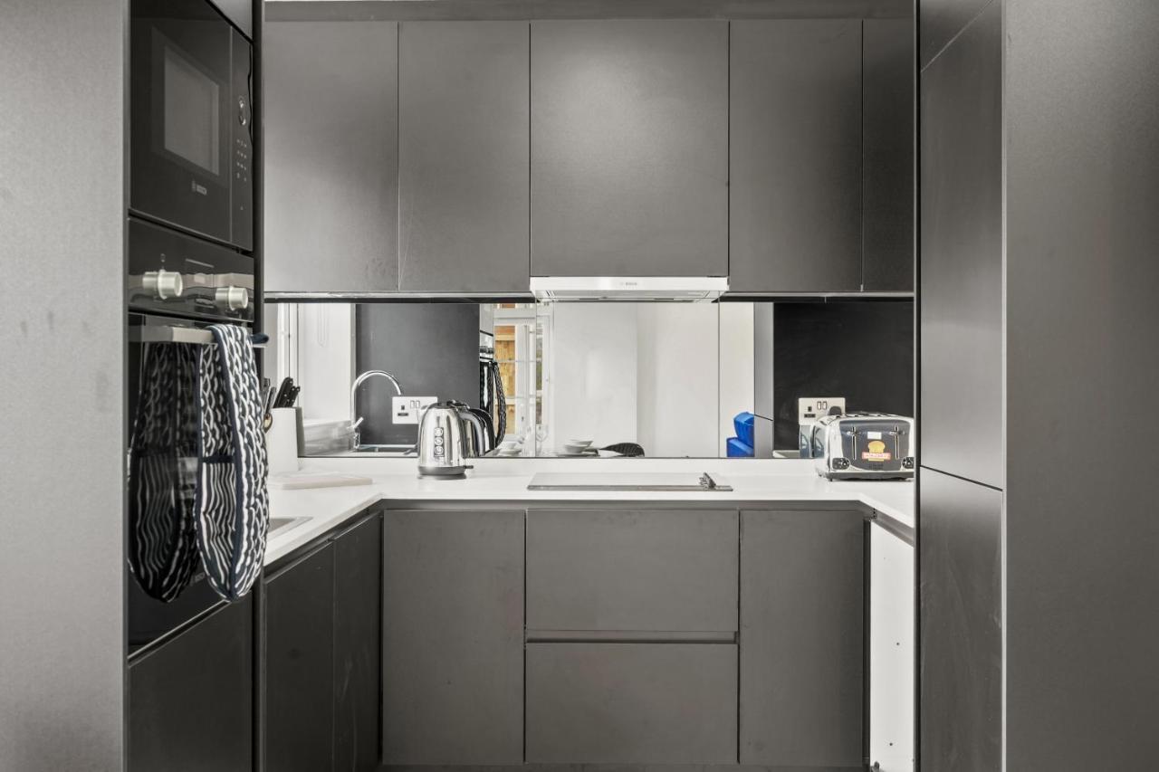 Drake House Apt 3 In Staines - Free Parking - Heathrow - Thorpe Park Bagian luar foto