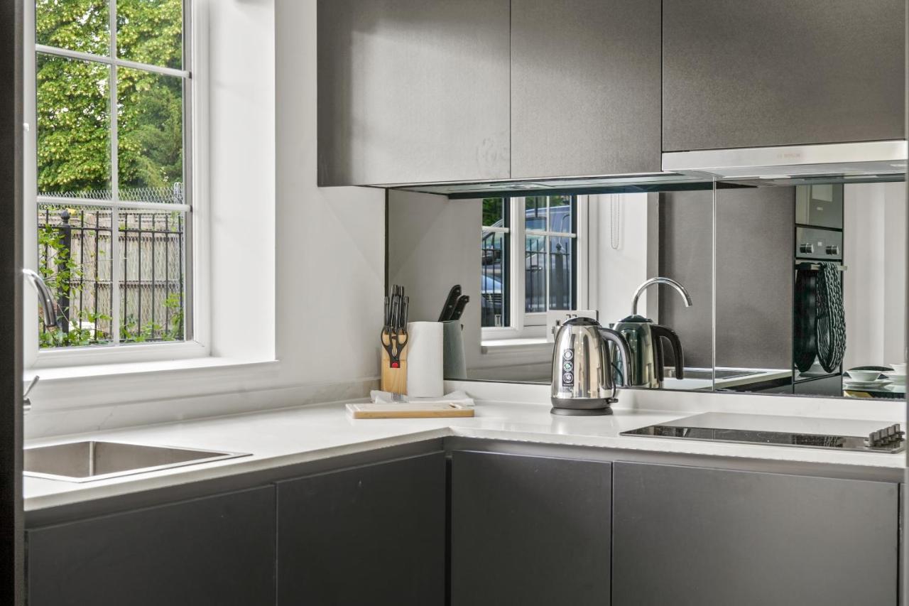 Drake House Apt 3 In Staines - Free Parking - Heathrow - Thorpe Park Bagian luar foto