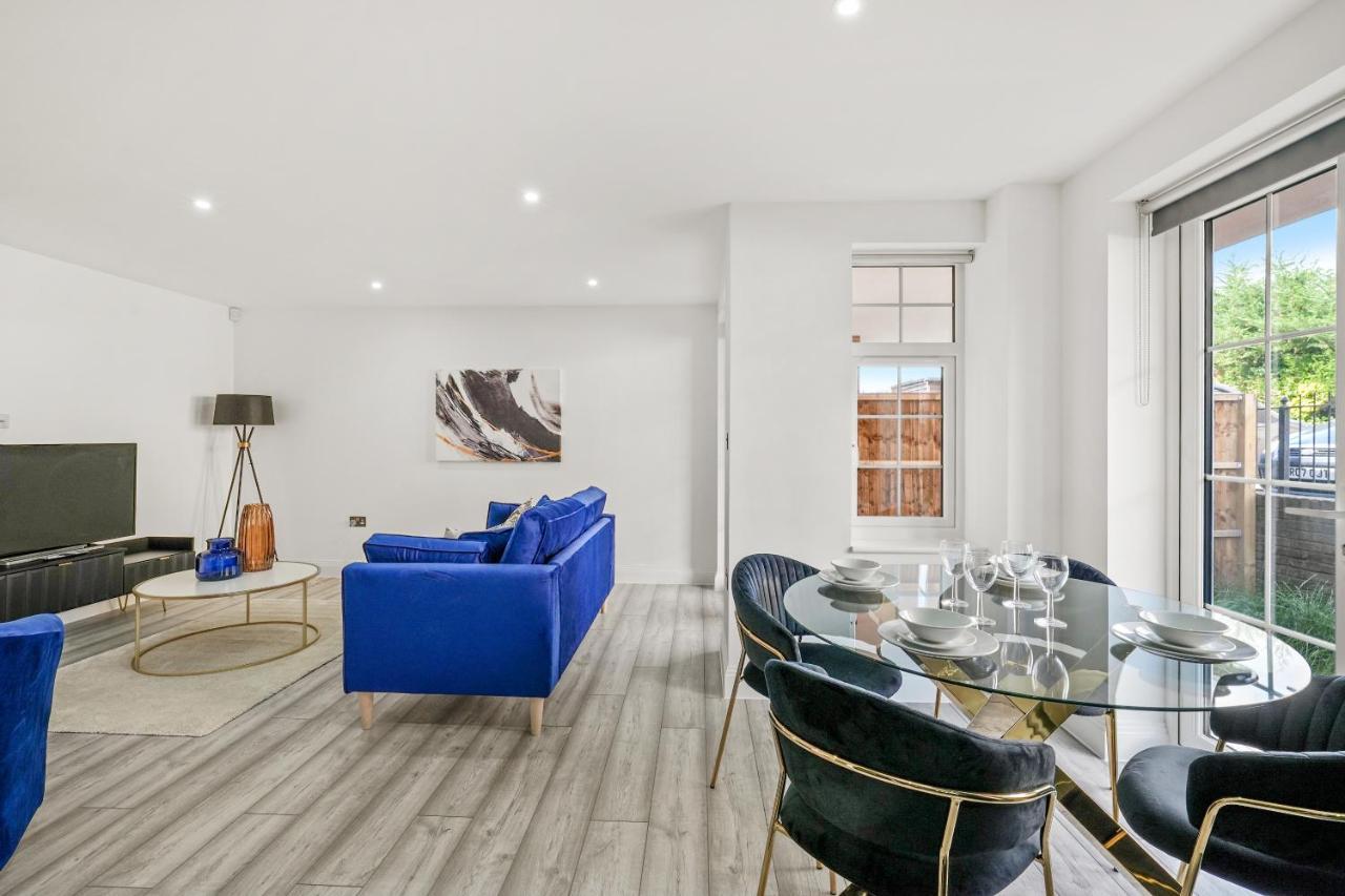 Drake House Apt 3 In Staines - Free Parking - Heathrow - Thorpe Park Bagian luar foto