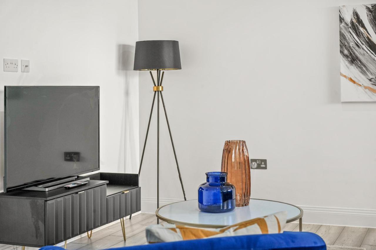 Drake House Apt 3 In Staines - Free Parking - Heathrow - Thorpe Park Bagian luar foto